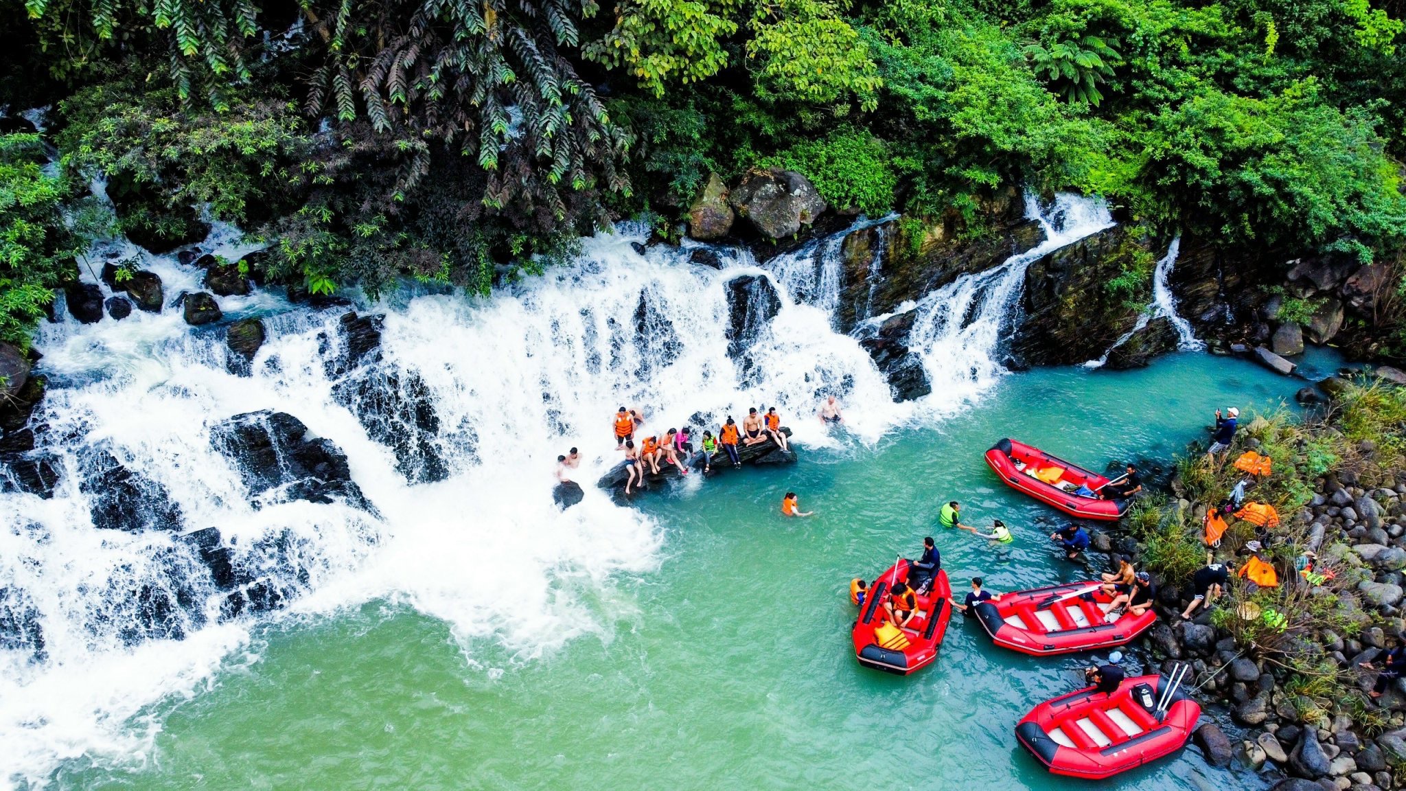 Du khách trải nghiệm chèo thuyền vượt thác tại cụm thác Dray Nur - Gia Long huyện Krông Ana